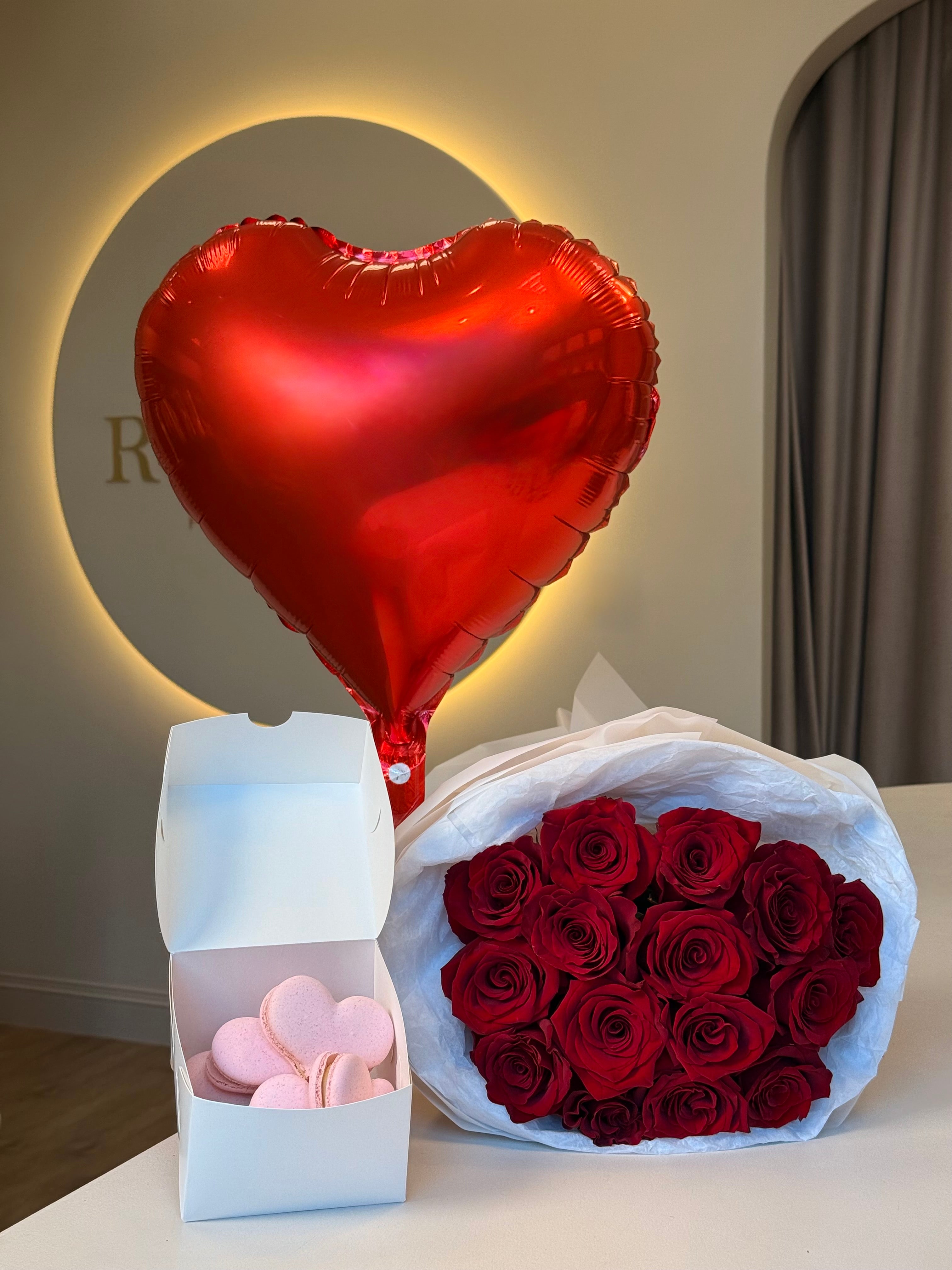 15 RED ROSES & BALLOON & MACARONS