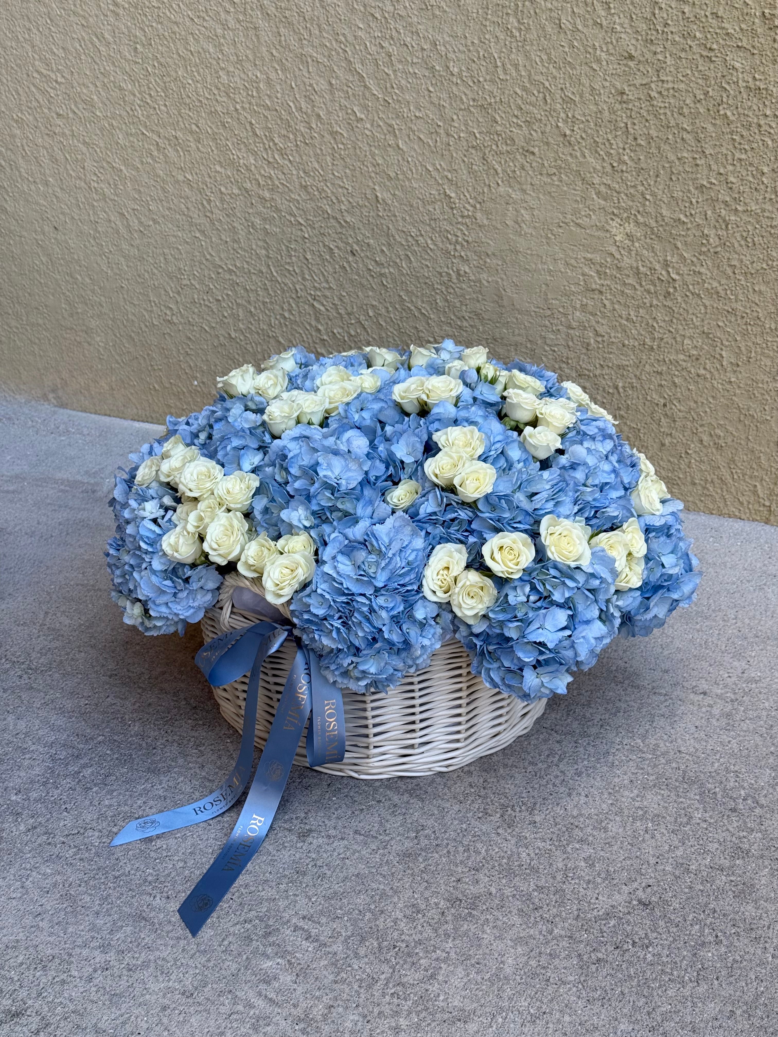 No.239 BABY BLUE DREAM - hydrangeas, roses