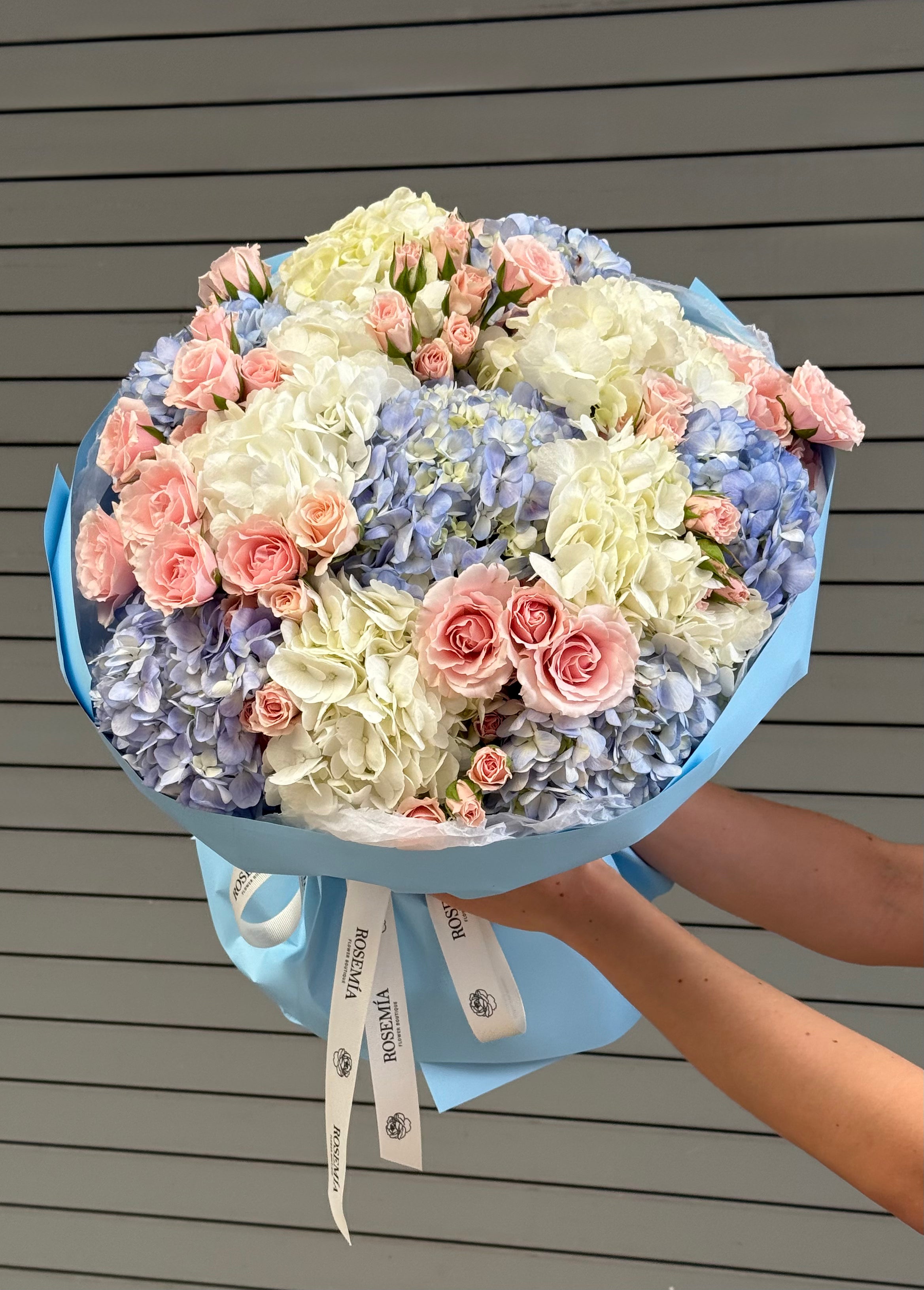 No.262 CREAMY BLUE - hydrangeas, spray roses
