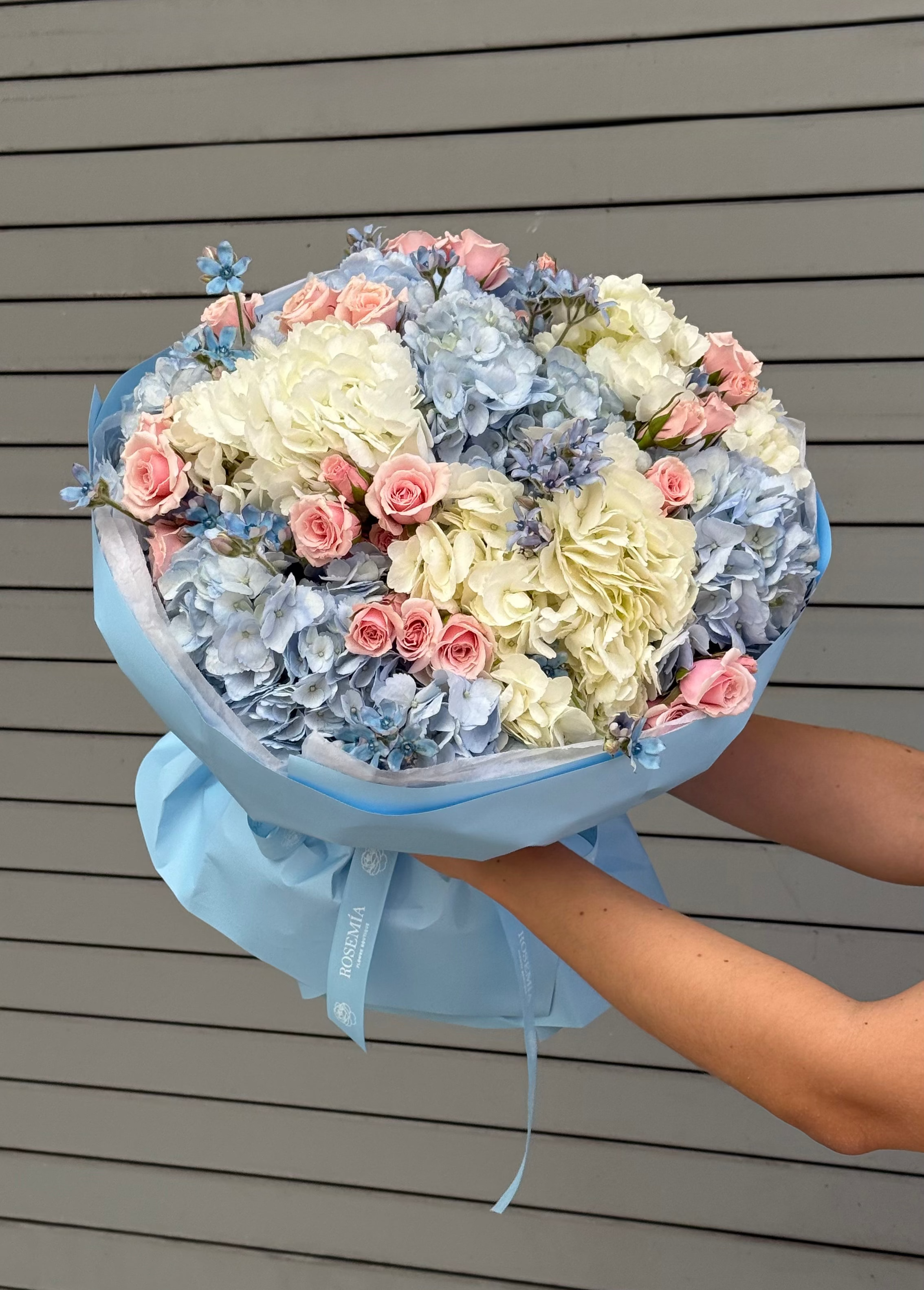 No.262 CREAMY BLUE - hydrangeas, spray roses, tweedia