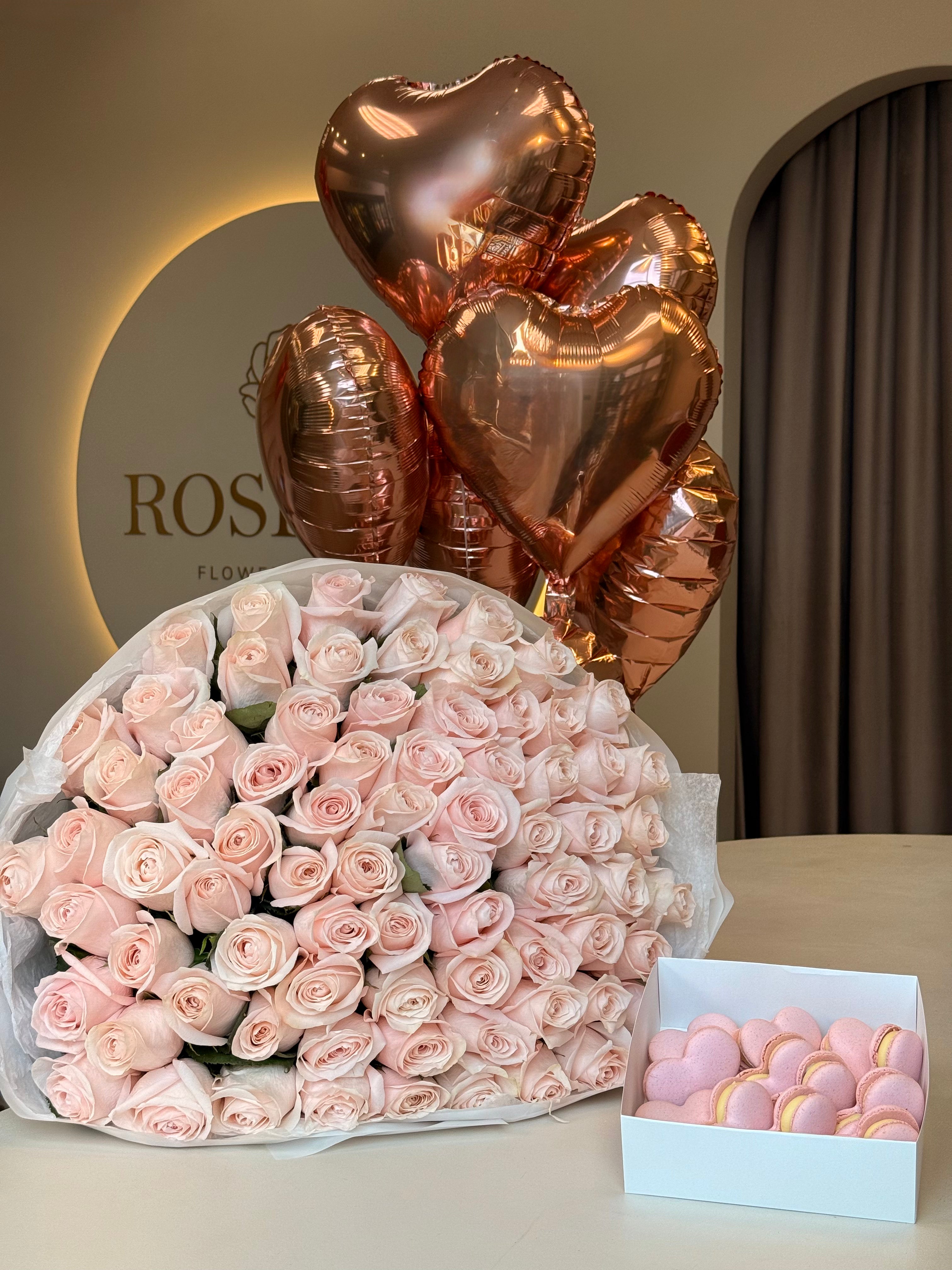 SET - 100 BLUSH ROSES & BALLOONS & MACARONS