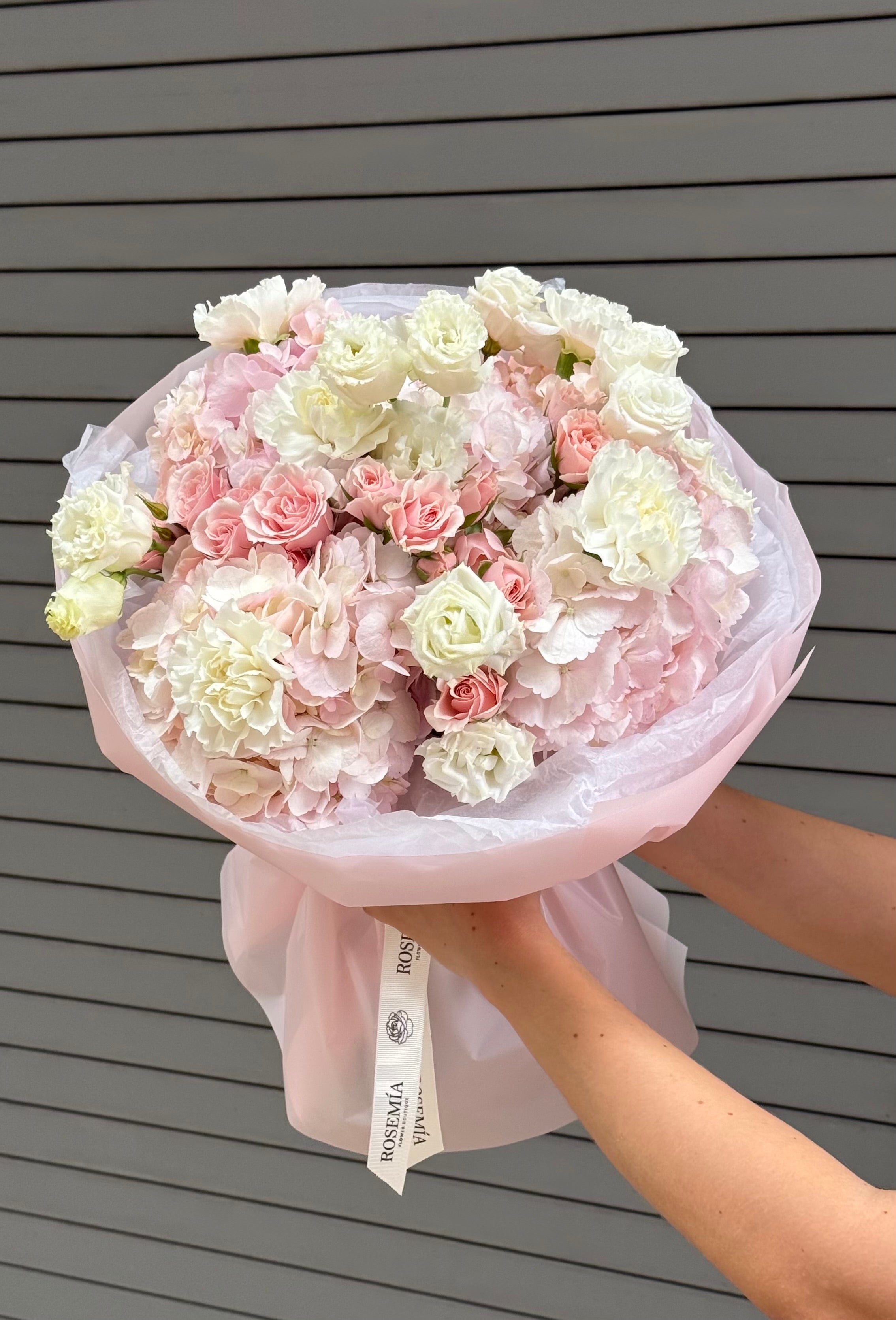No.20 SERENIQUE - spray roses, hydrangeas, carnations