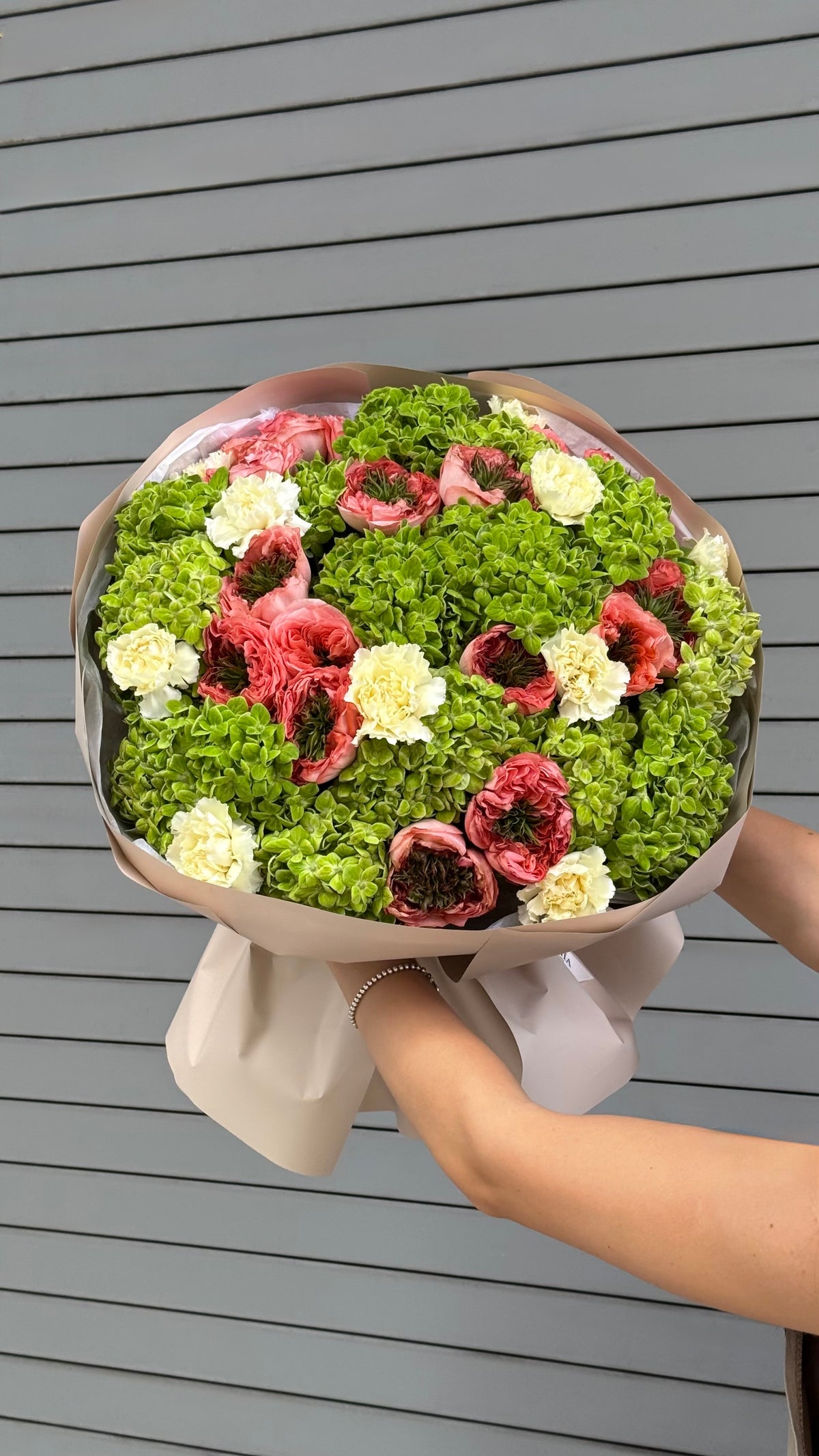 No.91 GREEN COUTURE - hydrangeas, garden roses