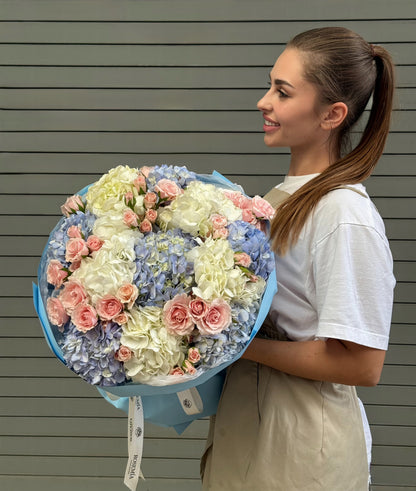 No.262 CREAMY BLUE - hydrangeas, spray roses