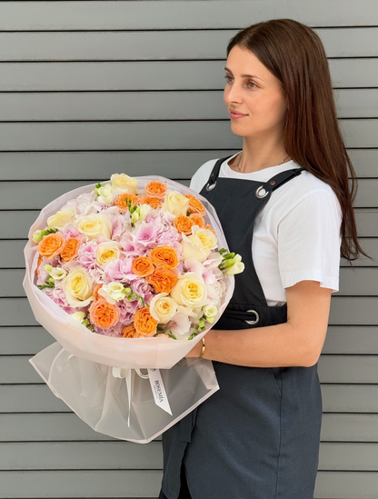 No.256 APRICOT GARDEN - hydrangeas, garden roses, spray roses, freesia