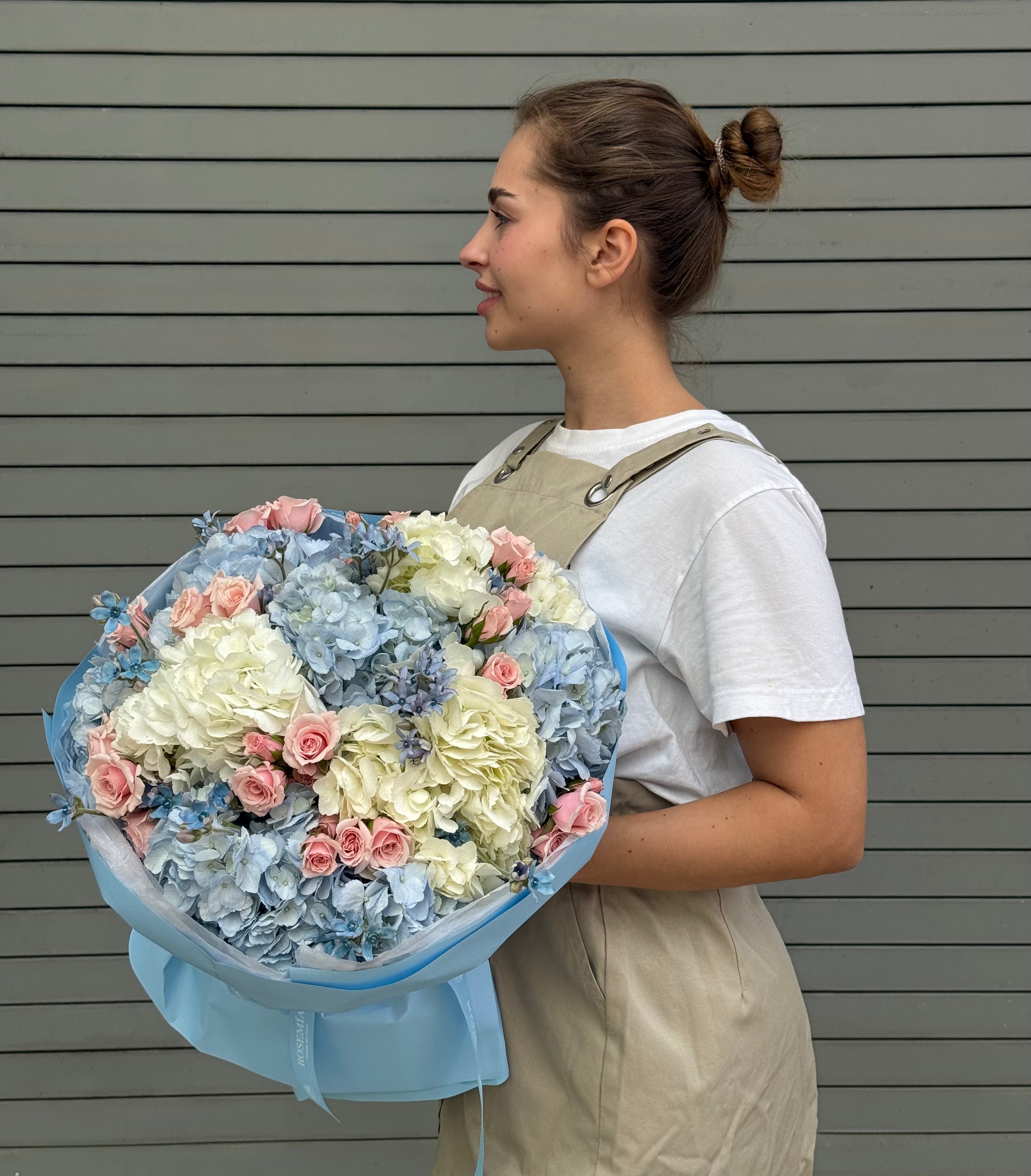 No.262 CREAMY BLUE - hydrangeas, spray roses, tweedia