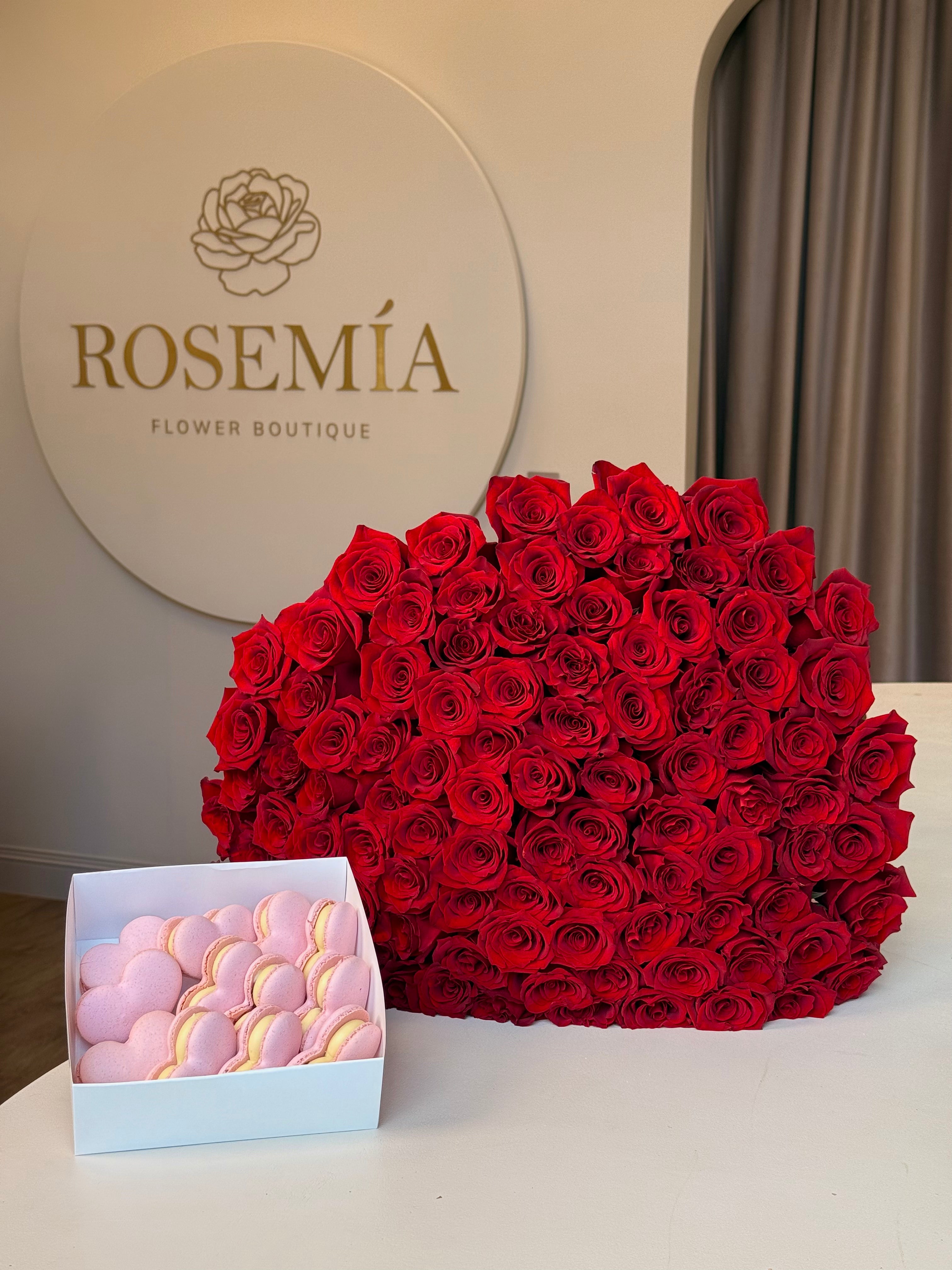 100 RED ROSES & MACARONS