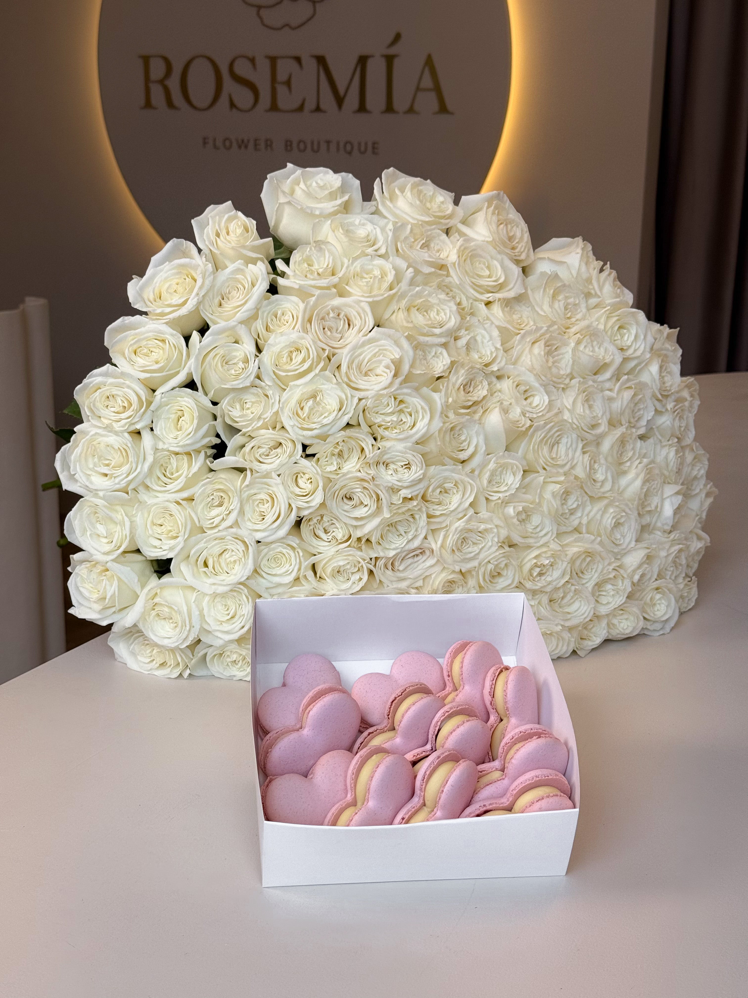SET 100 WHITE ROSES & BALLOONS & MACARONS