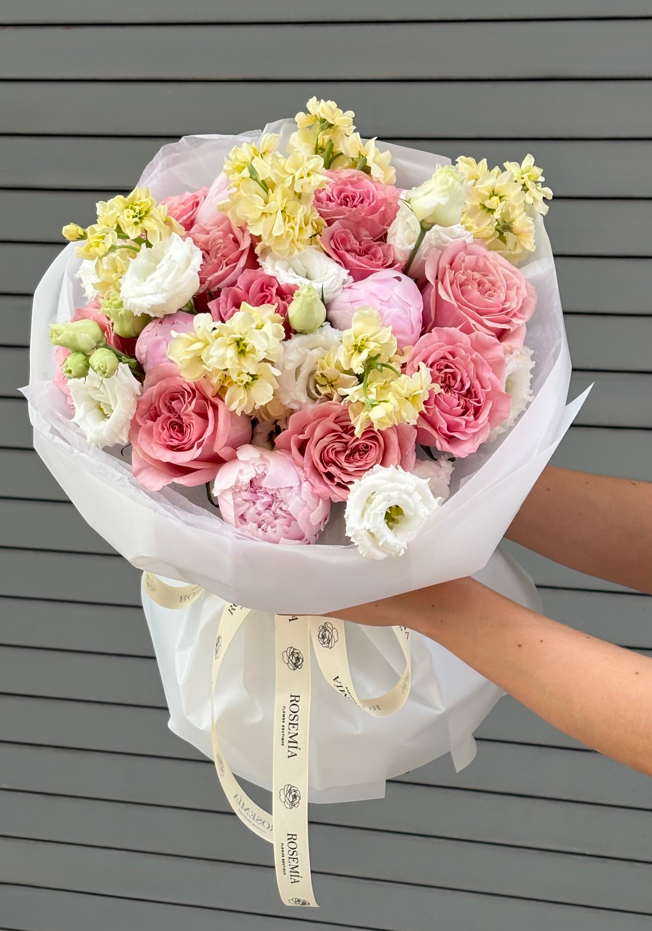 No.28 SOFT ELEGANCE - peonies, garden roses, stock