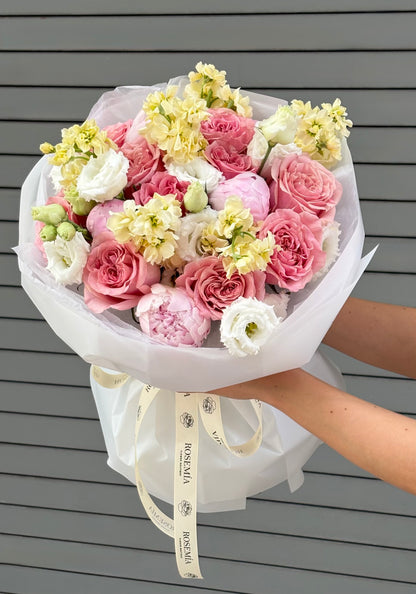 No.28 SOFT ELEGANCE - peonies, garden roses, stock
