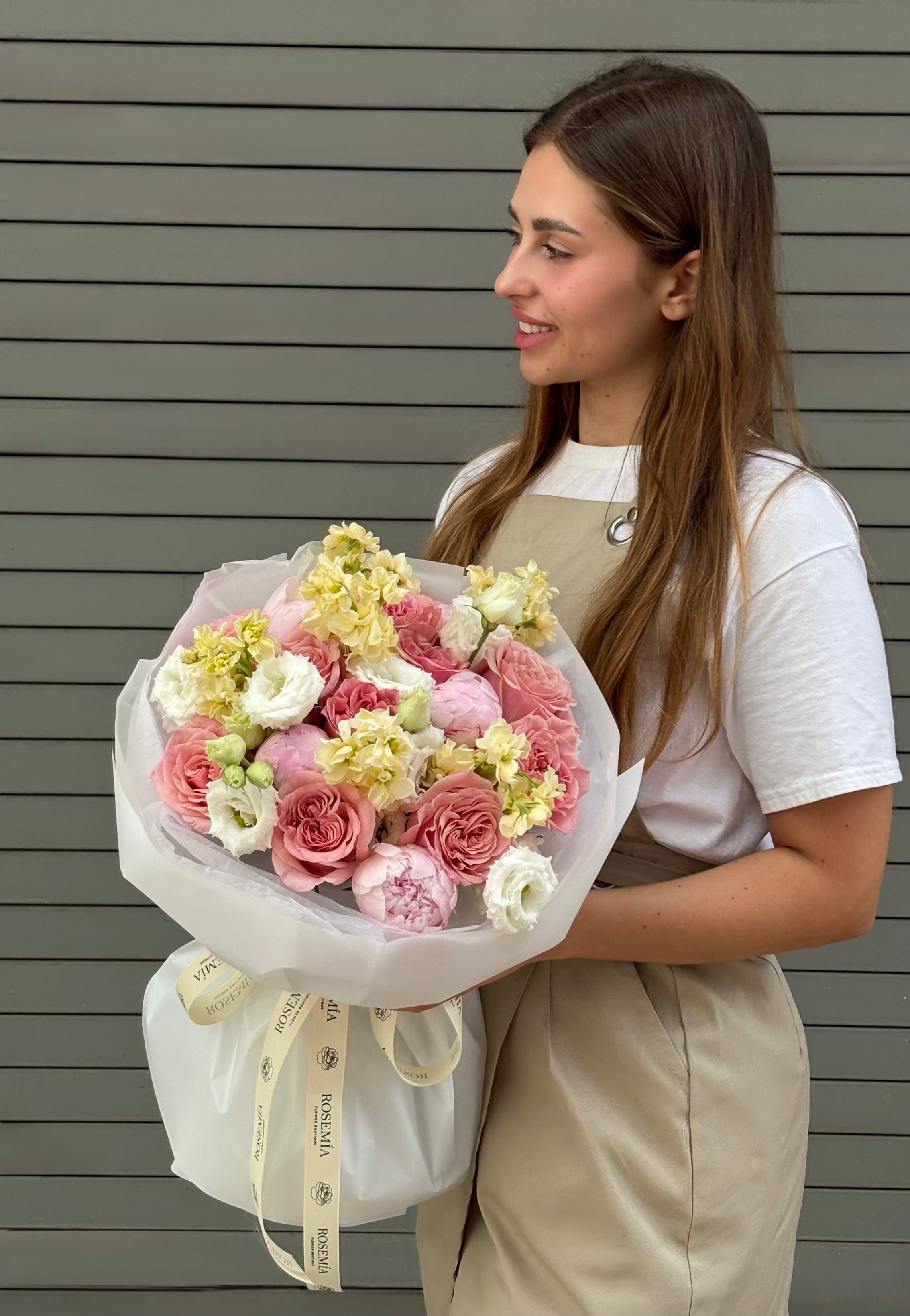 No.28 SOFT ELEGANCE - peonies, garden roses, stock