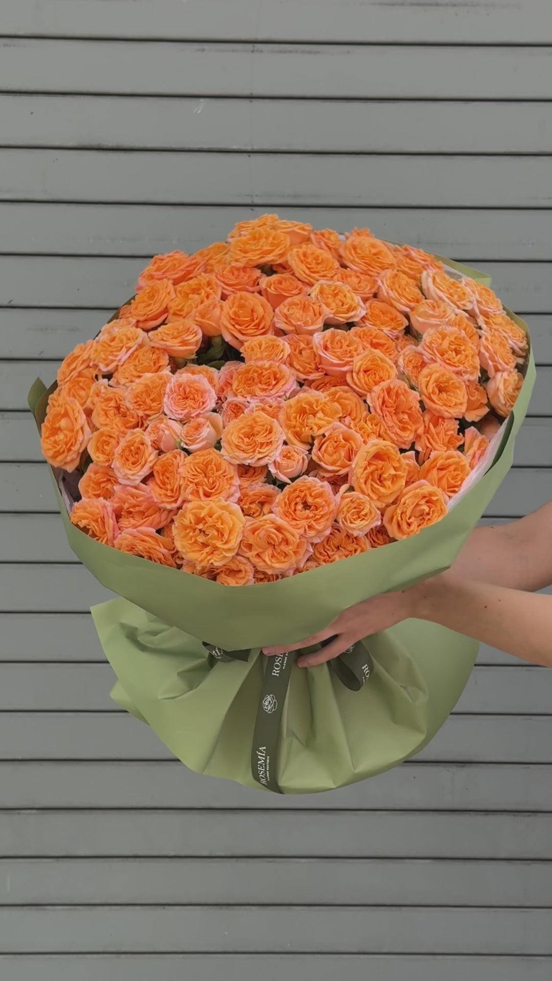 No.112 APRICOT COUTURE - spray roses