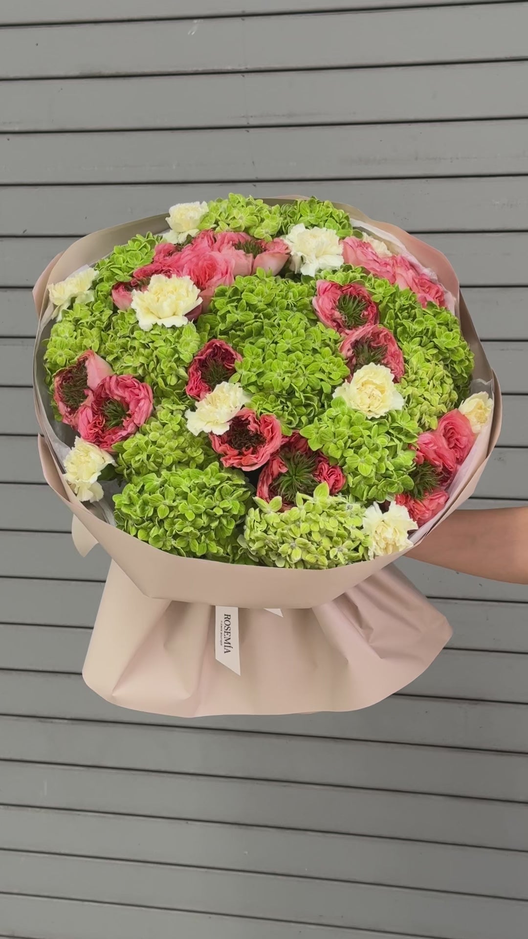 No.91 GREEN COUTURE - hydrangeas, garden roses