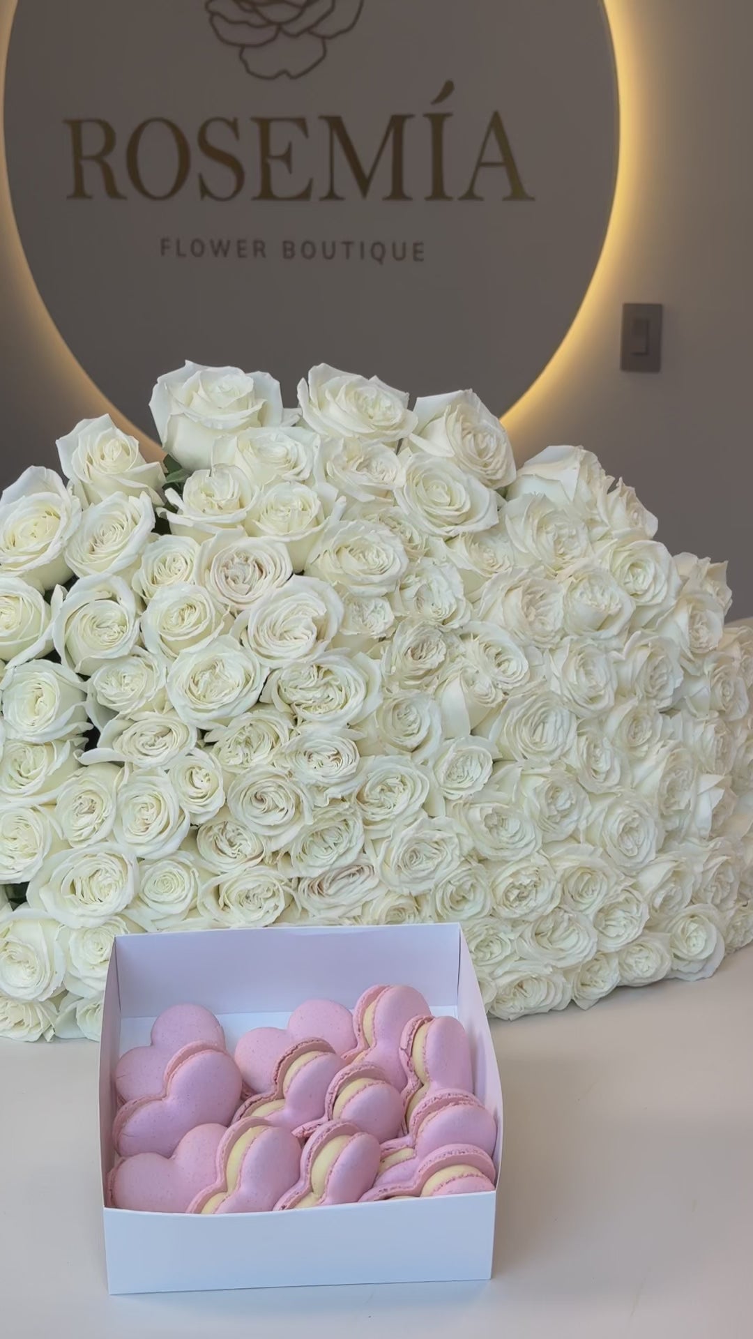 100 WHITE ROSES & MACARONS