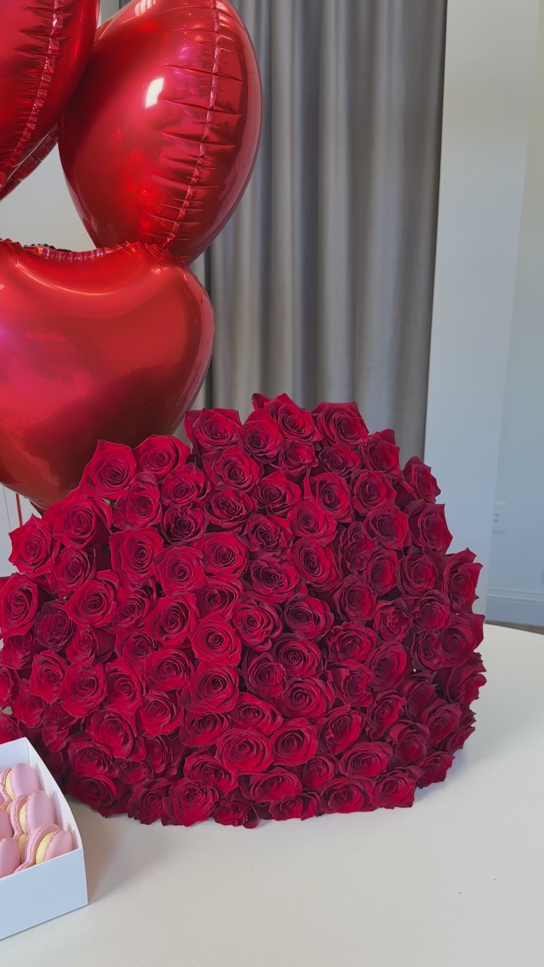 SET - 100 RED ROSES & BALLOONS & MACARONS