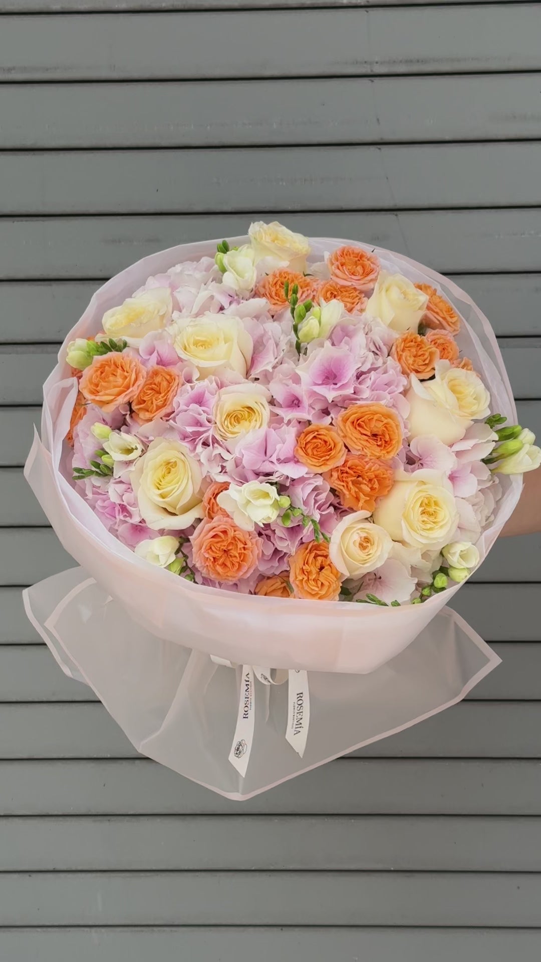 No.256 APRICOT GARDEN - hydrangeas, garden roses, spray roses, freesia