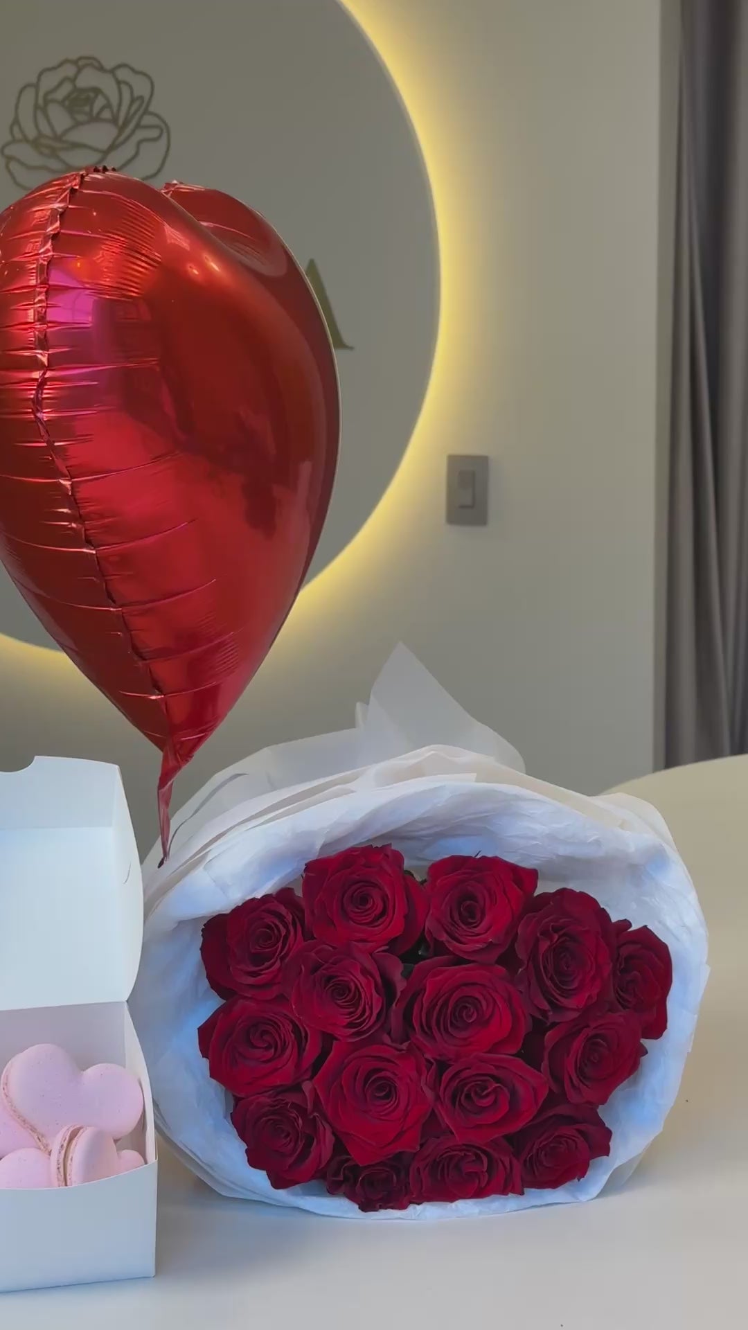 15 RED ROSES & BALLOON & MACARONS