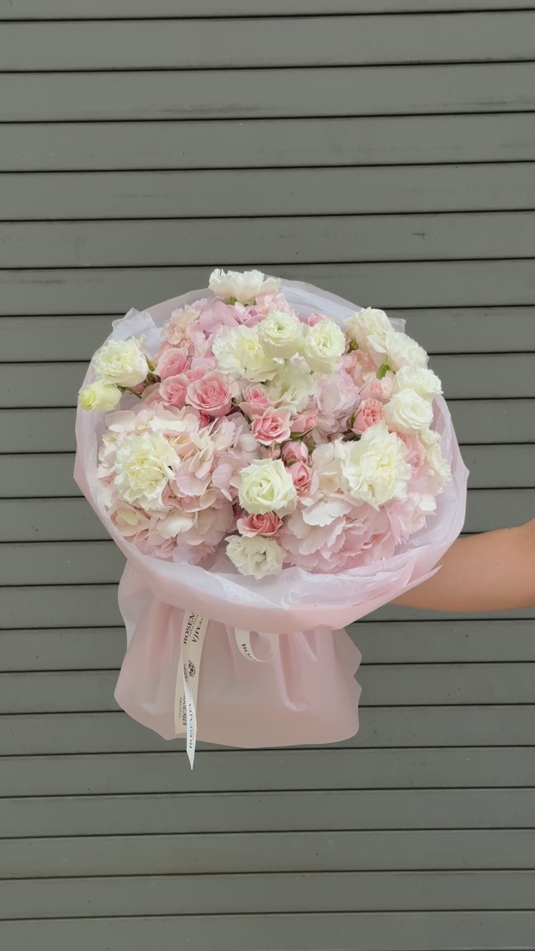 No.20 SERENIQUE - spray roses, hydrangeas, carnations