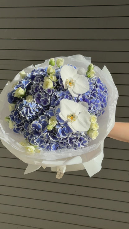 No.204 BLUE ORCHID ÉVEIL - hydrangeas, spray roses, orchids