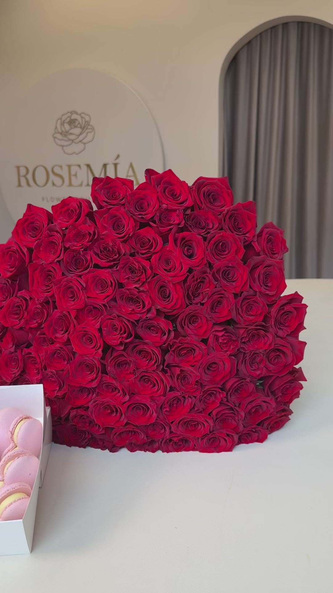 100 RED ROSES & MACARONS