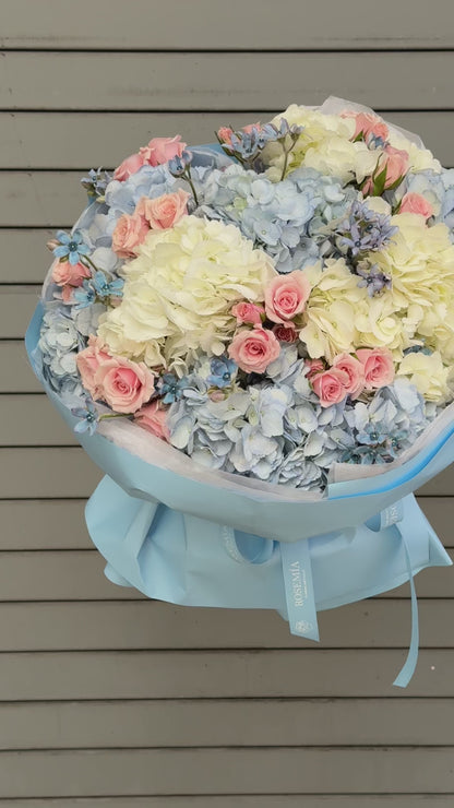 No.262 CREAMY BLUE - hydrangeas, spray roses, tweedia