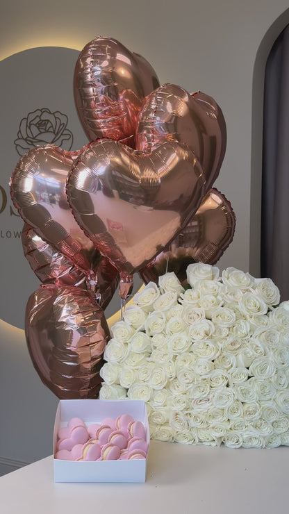 SET 100 WHITE ROSES & BALLOONS & MACARONS