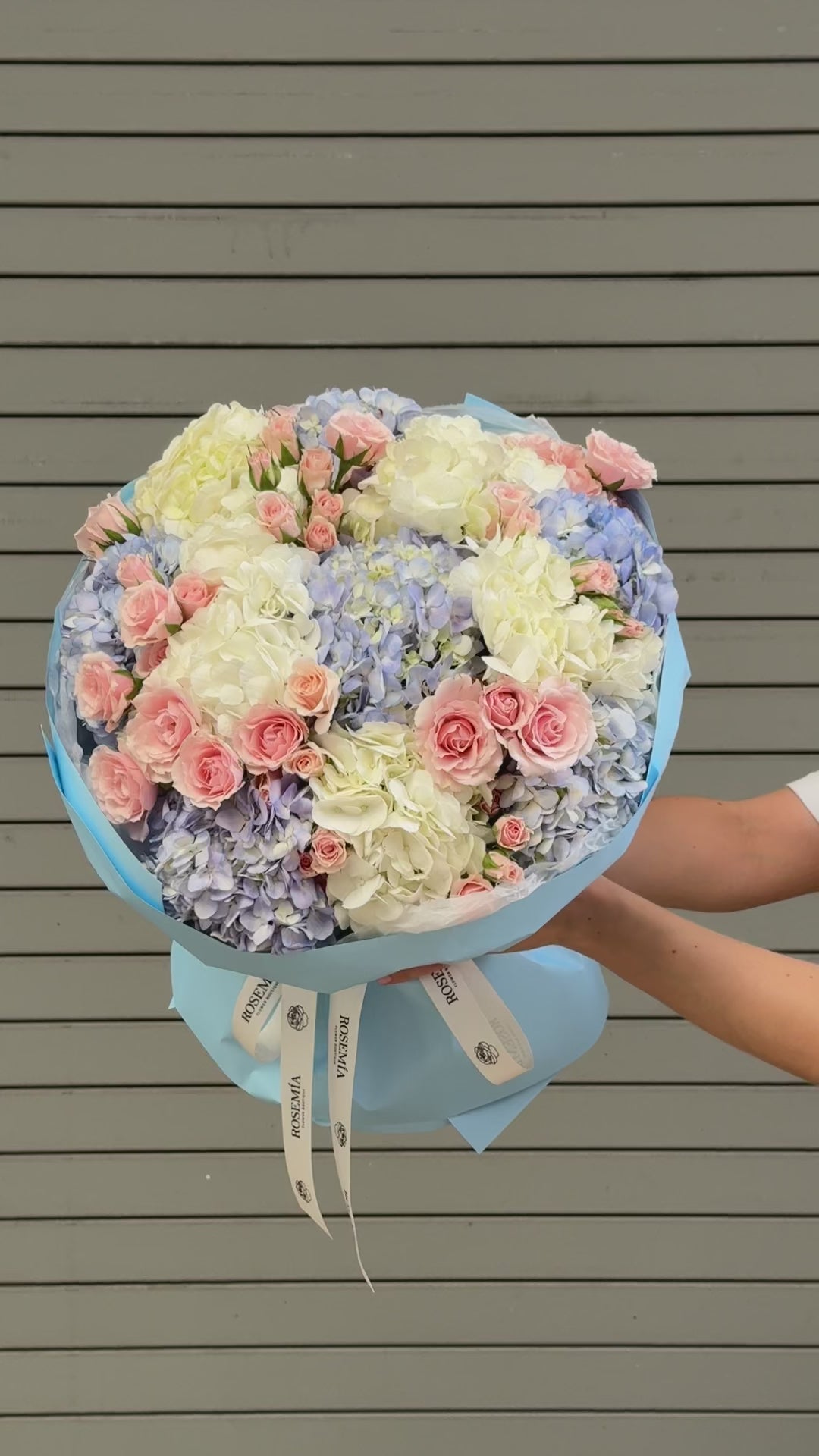 No.262 CREAMY BLUE - hydrangeas, spray roses