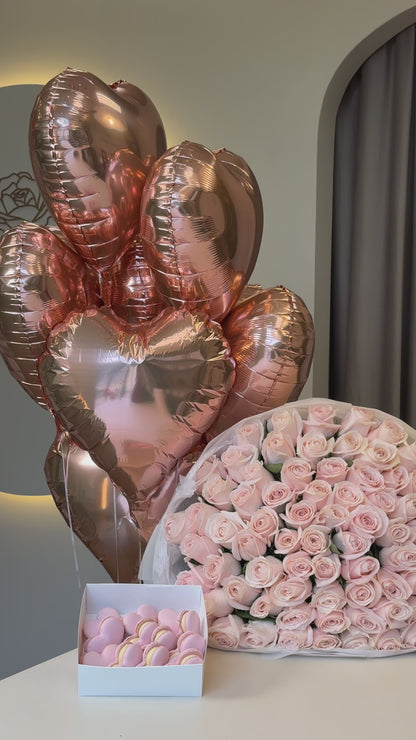 SET - 100 BLUSH ROSES & BALLOONS & MACARONS